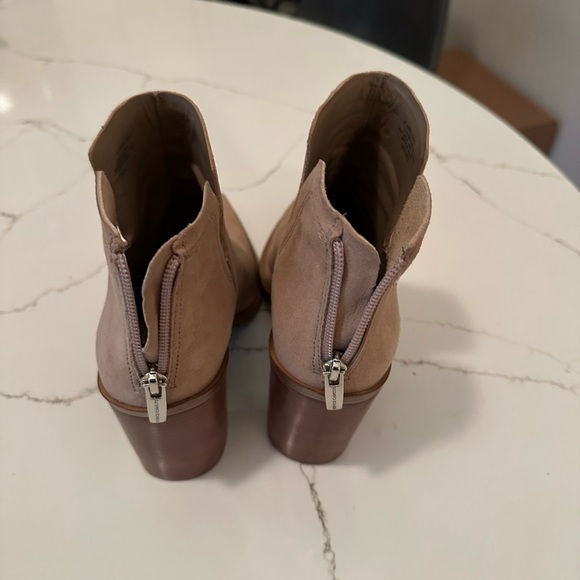 New Vince Camuto Welland bootie size 9 tortilla suede - Picture 2 of 4